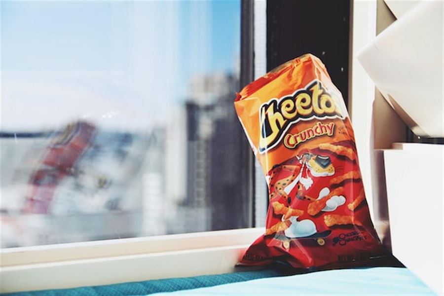 Knasende lækkerhed: en hyldest til cheetos’ uimodståelige charme